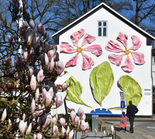 Dansende blomster på husgavl i Kolding