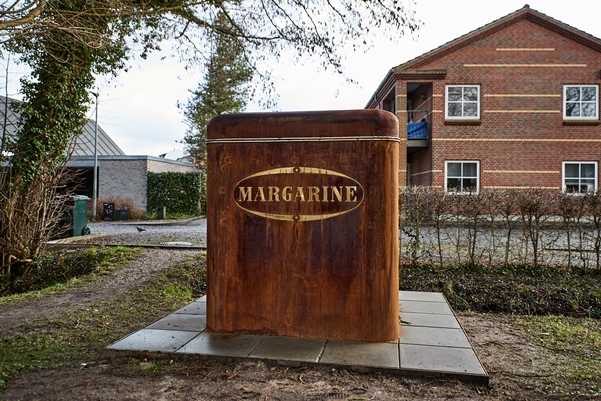 Dansende blomster på husgavl i Kolding